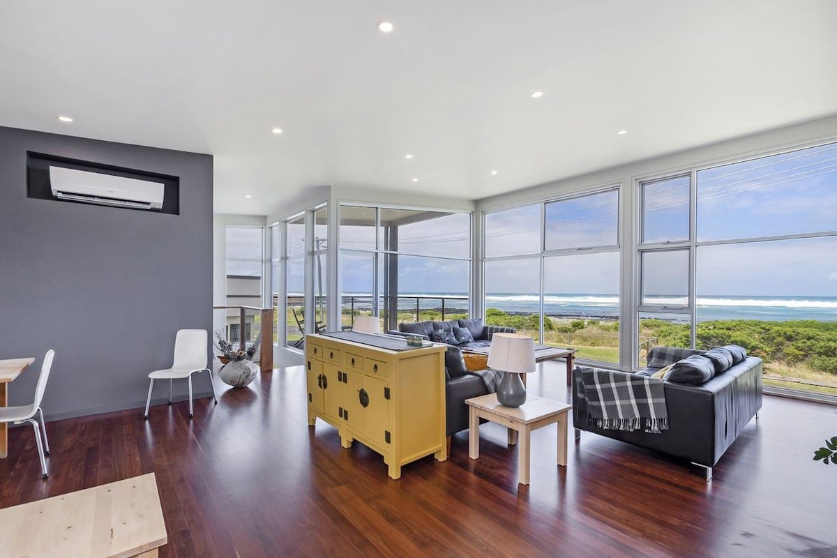 Sea-Lit South Beach frontage gallery image 3