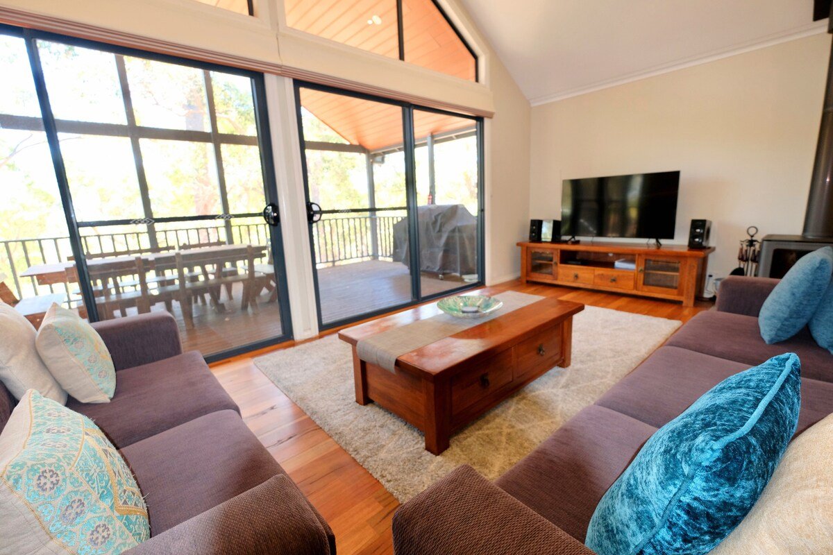 Treehouse – elevated nature setting, kids TV room gallery image 3