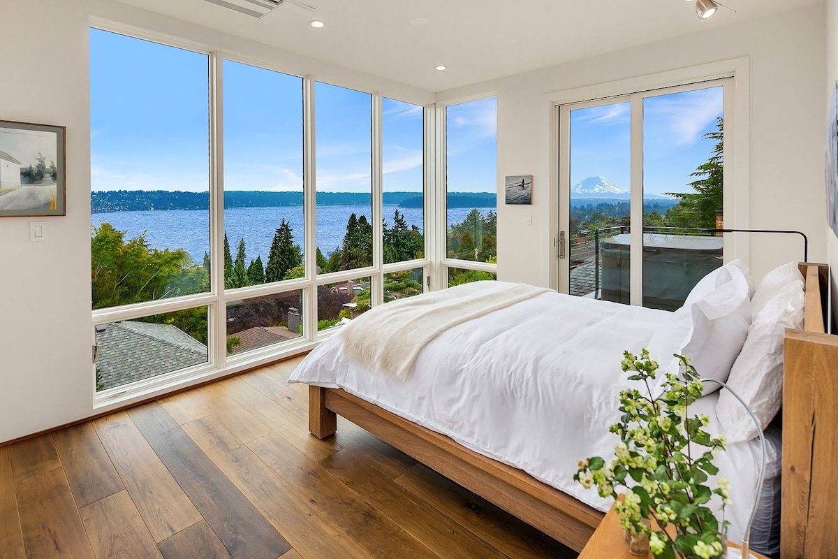 Mt. Rainier Luxury View Home gallery image 2