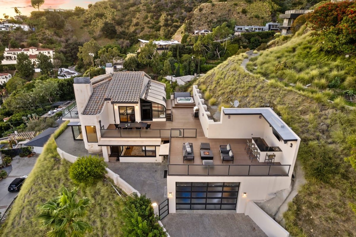 The Jetliner | Private Spa! by Colby & Conrad gallery image 2