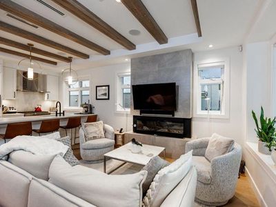 Stylish & modern near Main St Shops & services