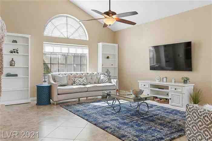 Elegant 5br Estate 6m 2 strip w pool & pool table gallery image 4