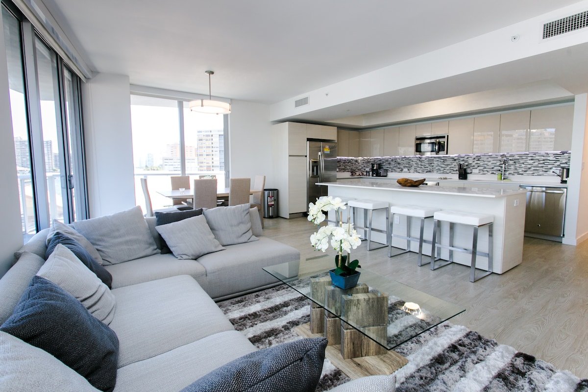 BEACHWALK RESORT 3/3 BDRM LARGE BALCONY POOL VIEW gallery image 5