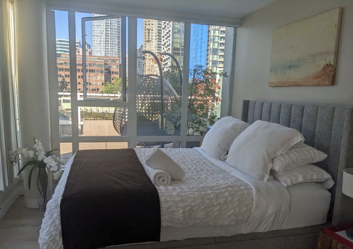 Penthouse w/ Views / Giant Deck on Seawall / Beach gallery image 3