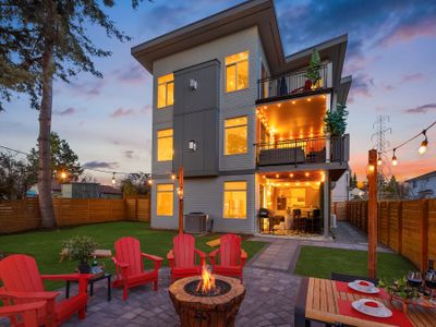 Luxury “Treehouse”! ~ 2 Hot Tubs ~ A/C ~ Game Room