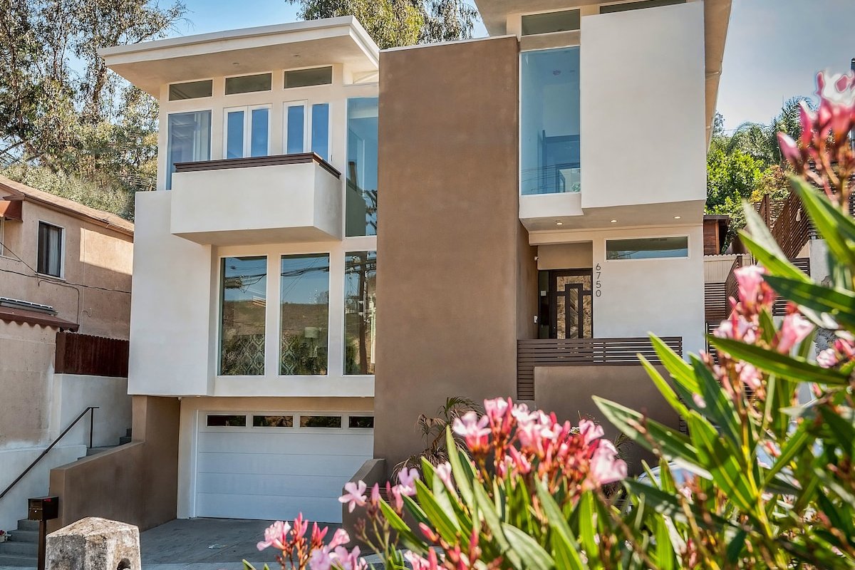 Stunning New Modern in Hollywood Hills! gallery image 2