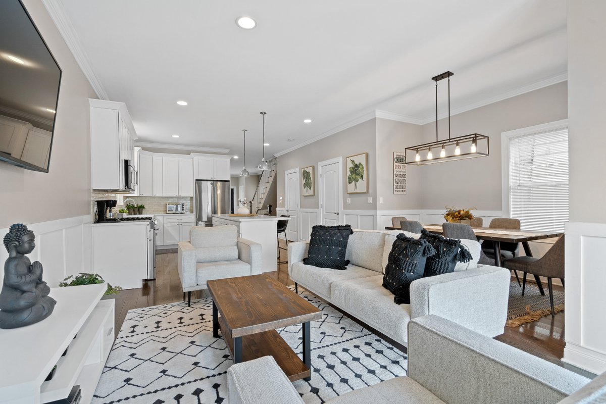 Spacious 6BR in Logan Square + Garage! Sleeps 16