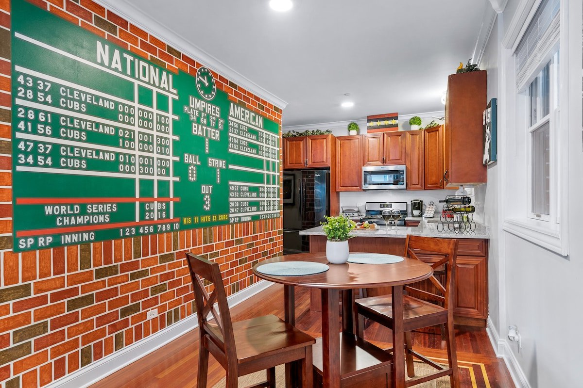 Xmas is Available! Across from Wrigley! gallery image 4