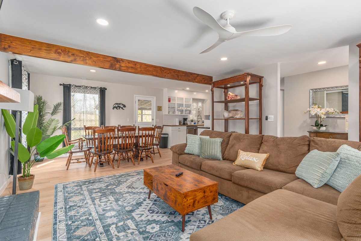 Spacious Creekside Retreat, Games, 2 x fireplaces gallery image 5