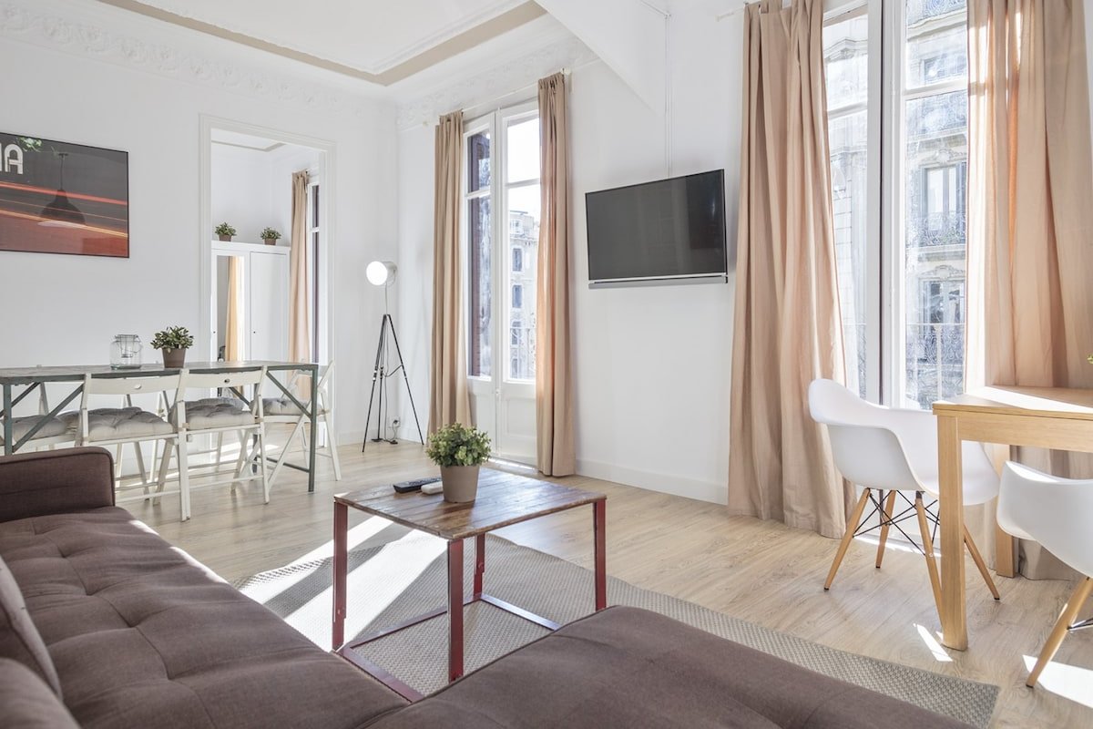 Impressive Modernist Apt. 6 pax in Eixample gallery image 2