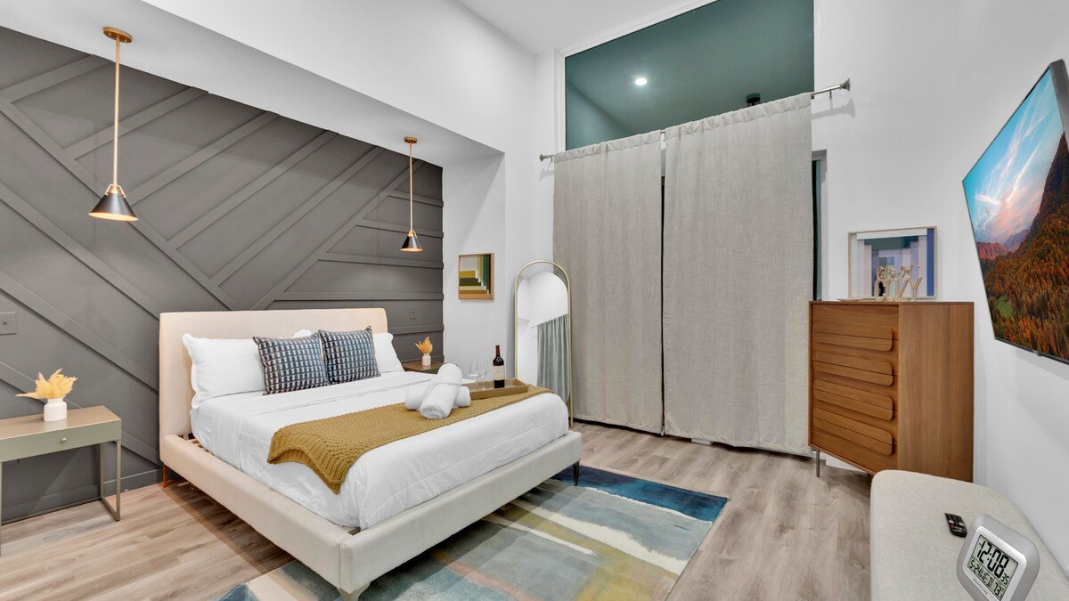 Luxury 3BR Hot Tub, Game Room, Near Downtown gallery image 4