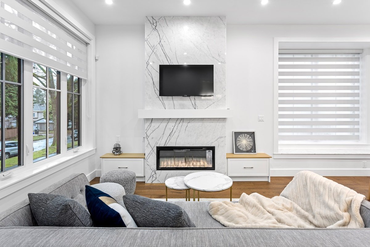 Luxe Marpole Gem: 10 min to YVR/DT, AC & Parking gallery image 3