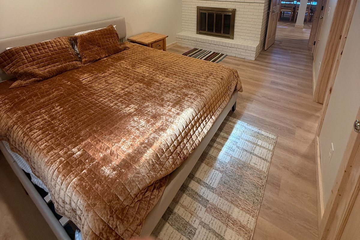 CHARMING cabin getaway just 1 hour from MPLS! gallery image 5