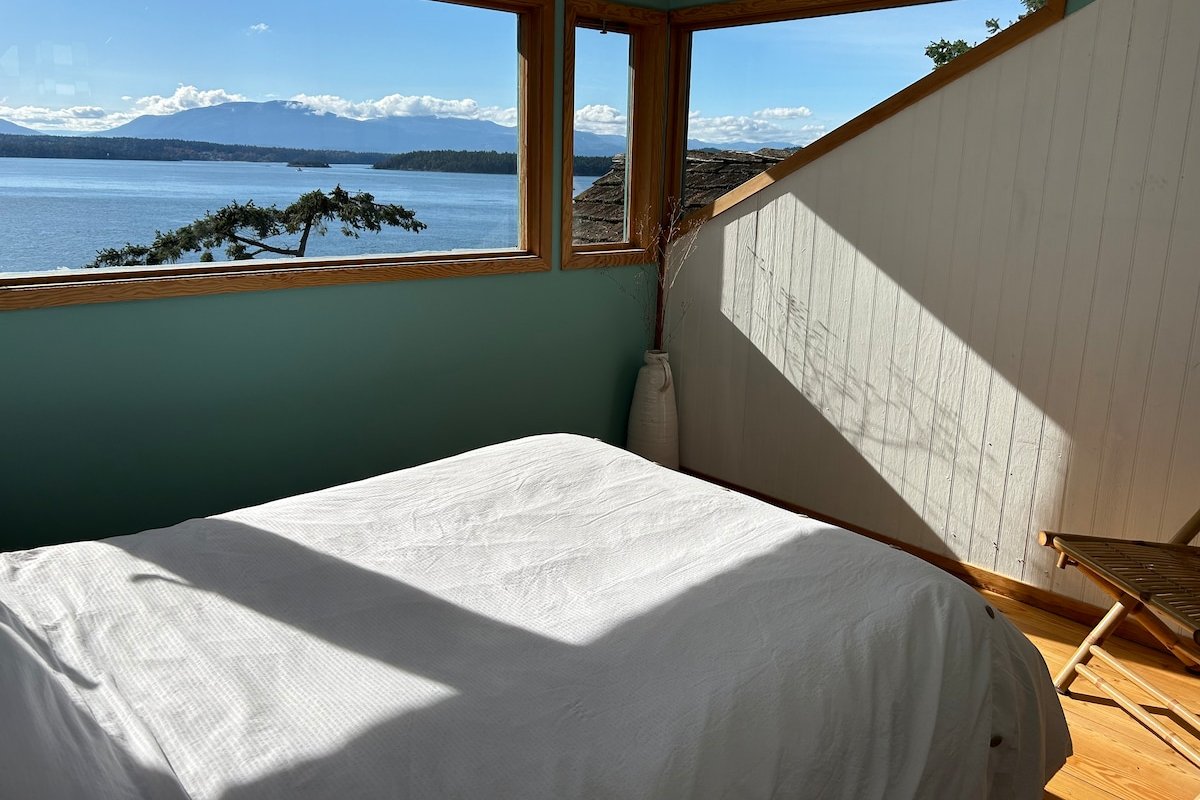 Galiano Island Home by the Sea gallery image 5