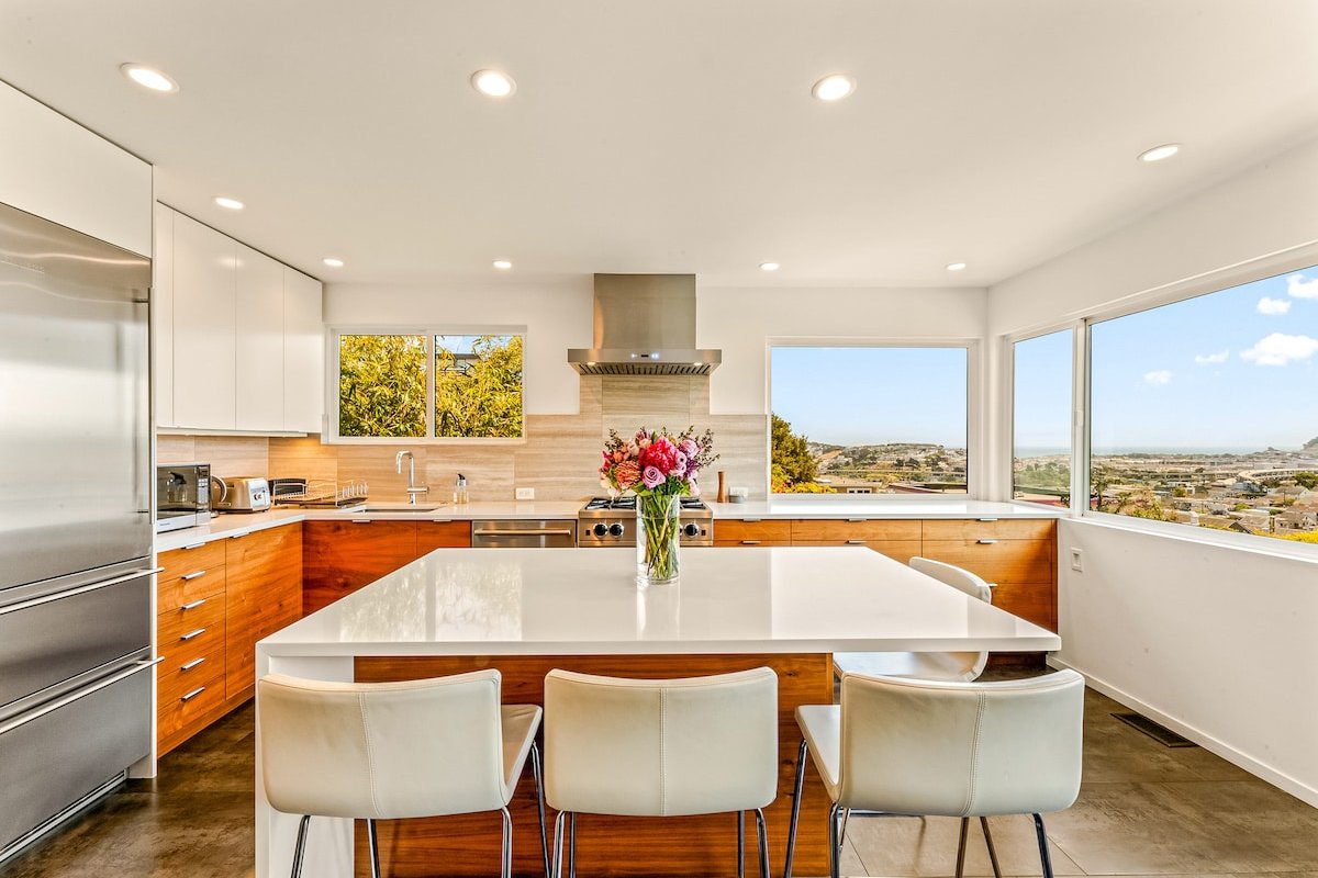 Private Modern House: Stunning Views & Backyard gallery image 3