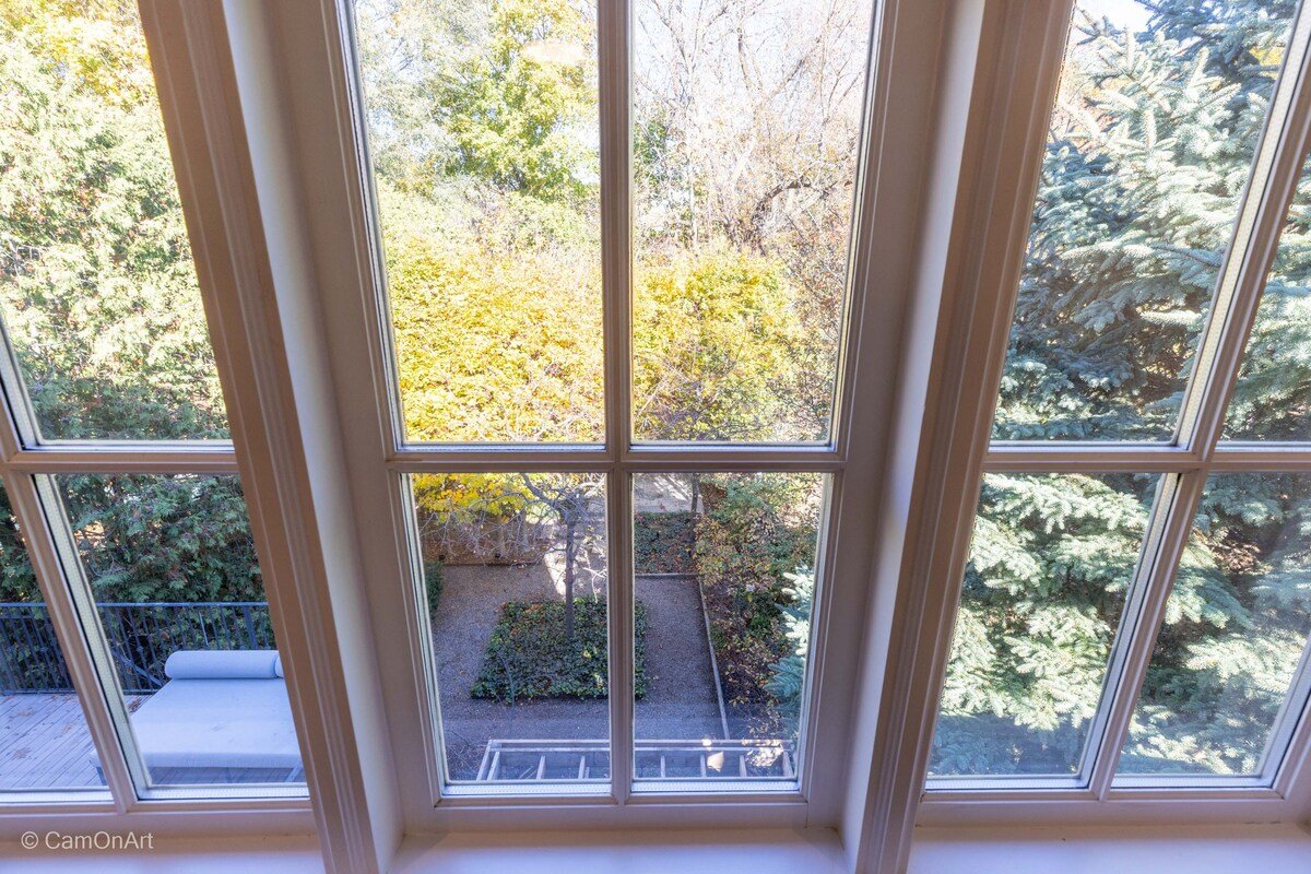 Luxe Forest Hill Retreat gallery image 5