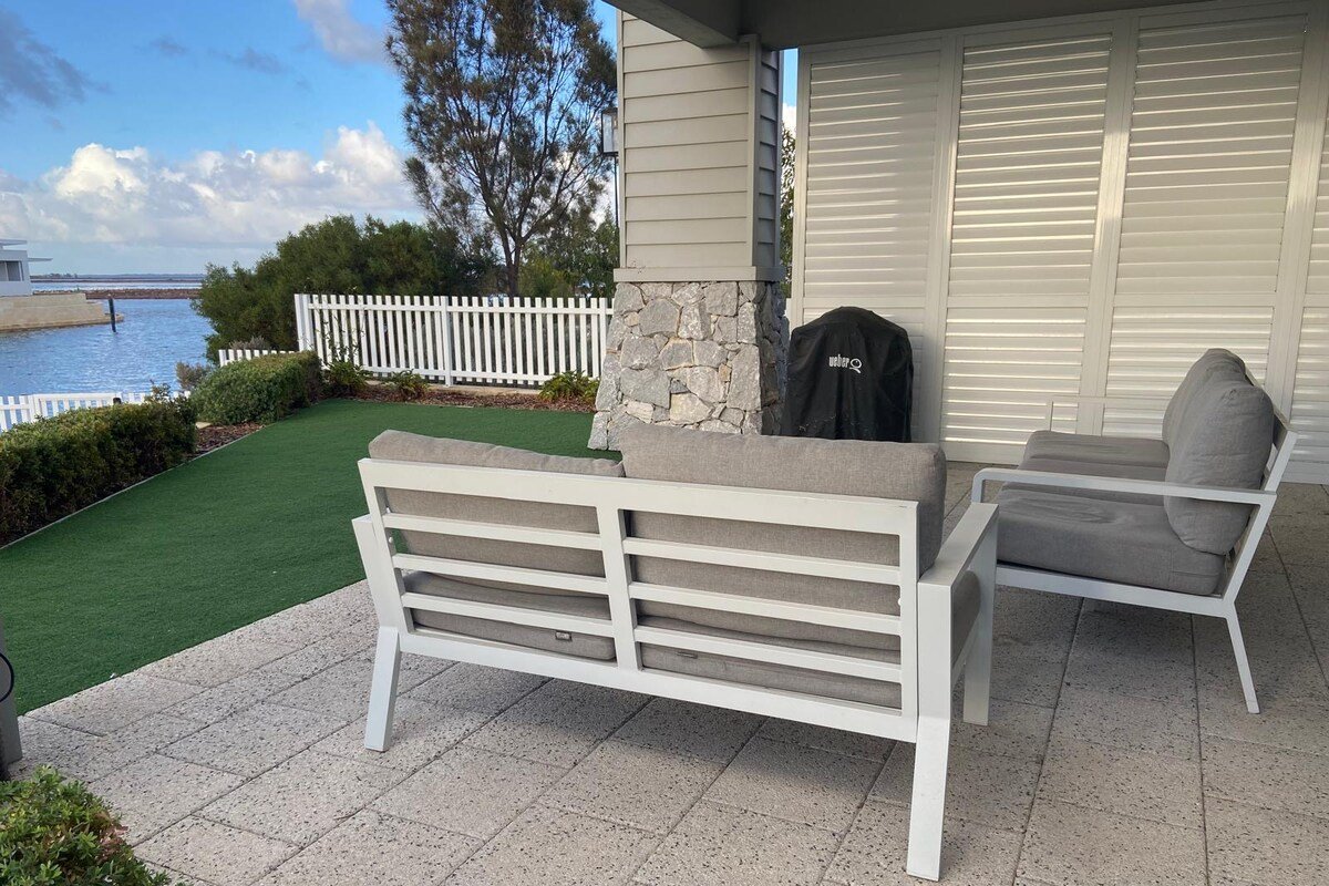 Luxury Canal Retreat with Private Mooring gallery image 5