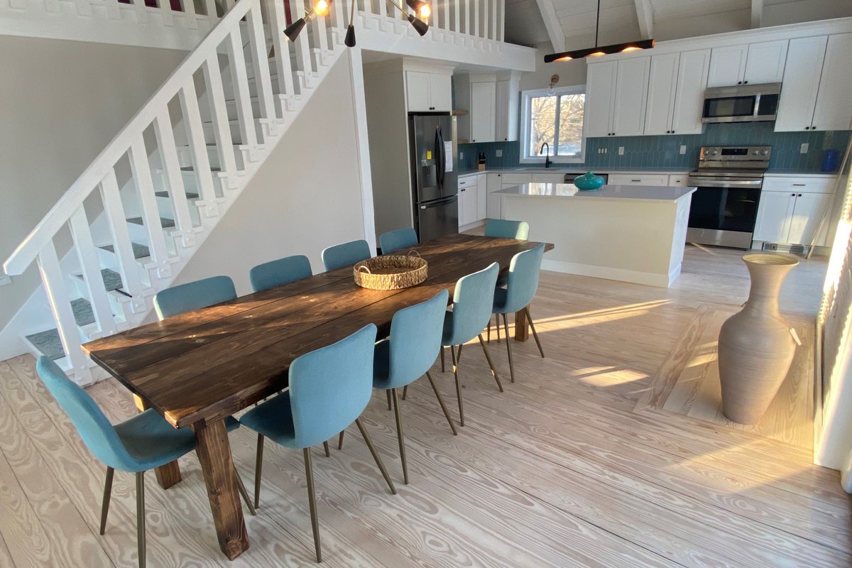 Large, chic, and renovated Beach house! Pool table