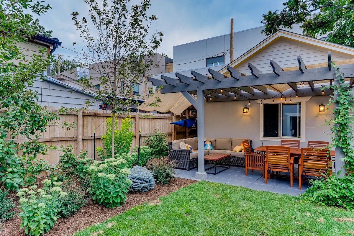 Mid-Mod w/awesome backyard, 1blk to Shops/Eateries gallery image 3