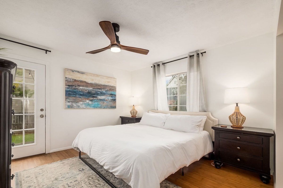 Bungalow in the Heart of Victorian Village gallery image 5