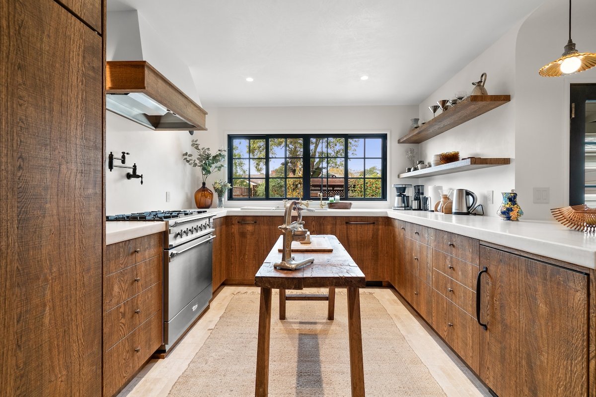 Relaxing Beach House: 1 min to Privates Beach gallery image 4