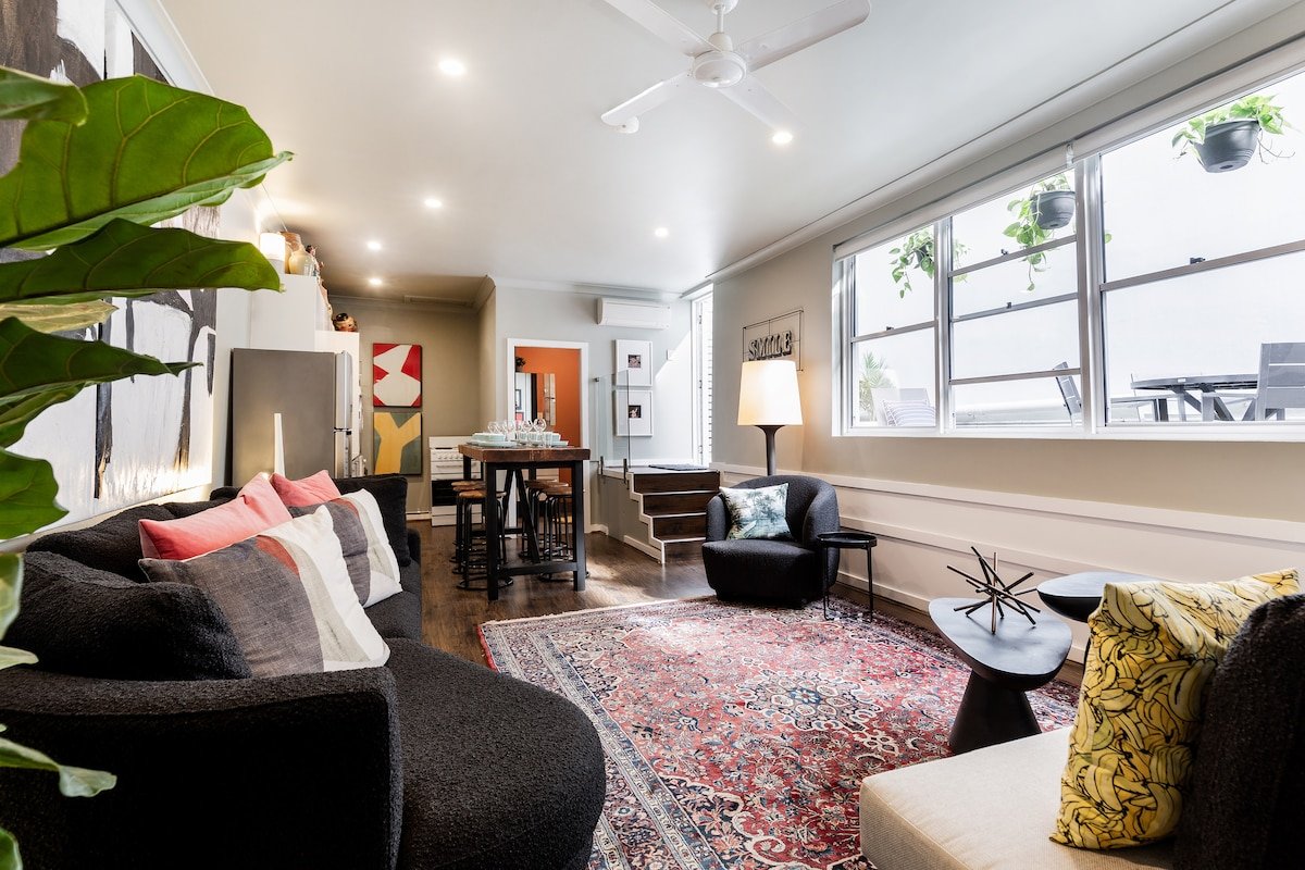 Stunning Modern Art in a Surry Hills Apartment gallery image 2