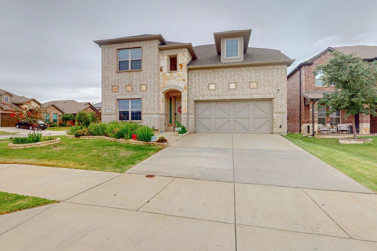 Luxurious 5-Bedroom Retreat with Great Amenities gallery image 3