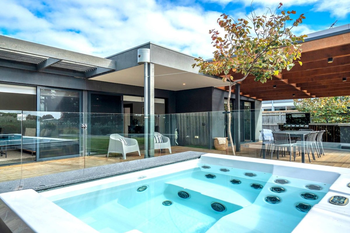 Ultimate Luxury family Home With Spa Pool gallery image 4