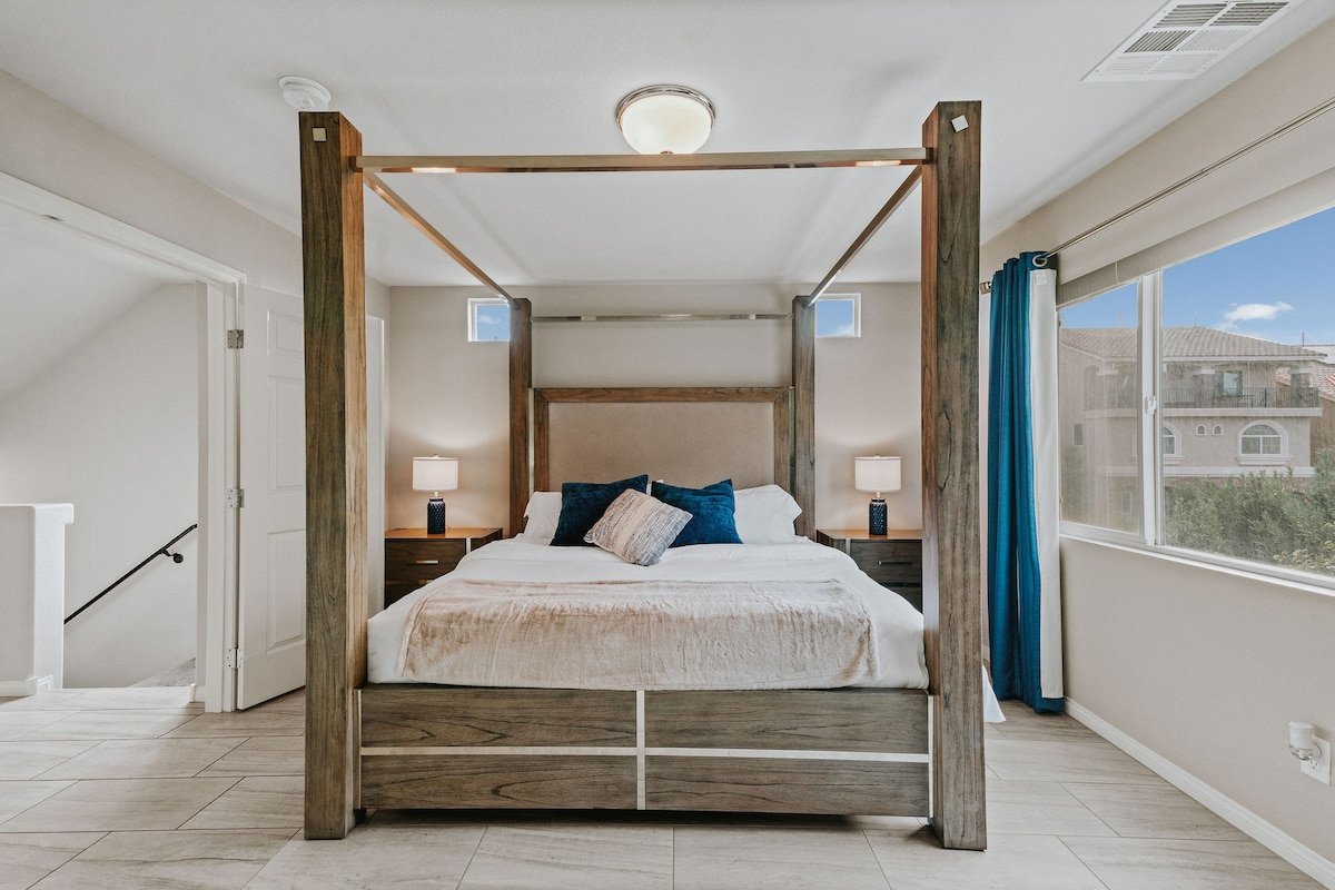 Spacious 4BR Retreat w/ Backyard & Near the Strip gallery image 5