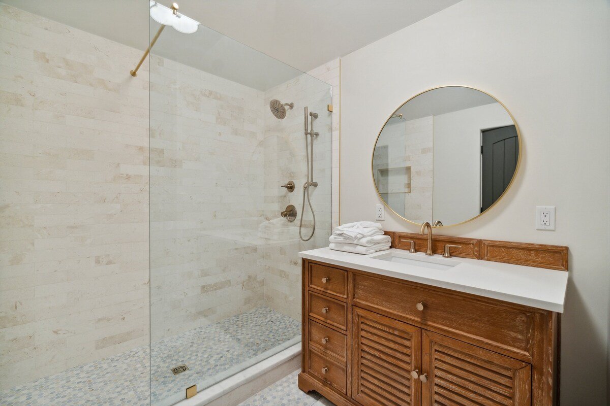 Dreamy retreat—private pool, LSV, & home theater gallery image 5