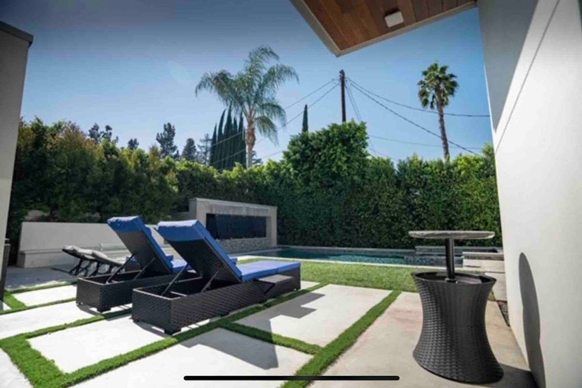 Ultra Modern Resort Style Home in Los Angeles gallery image 5