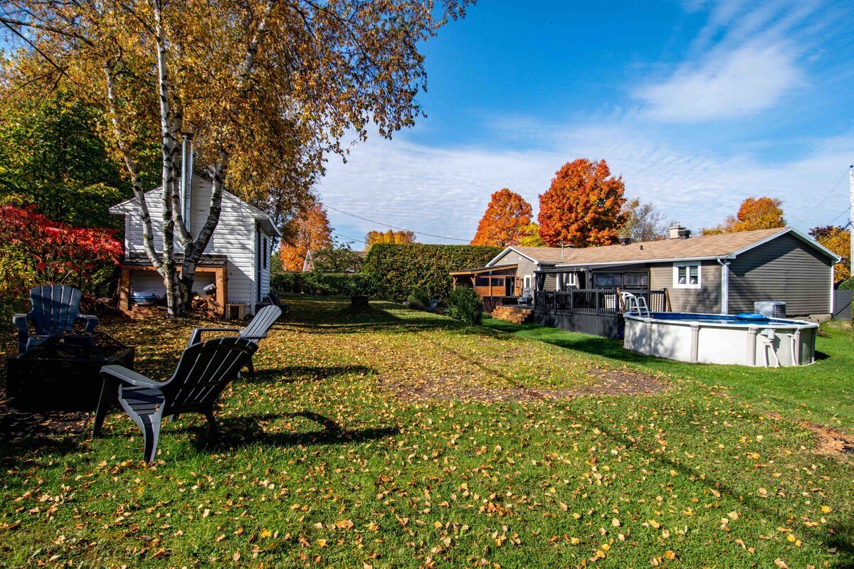 Superbe maison, terrain intime, spa et billard! gallery image 3