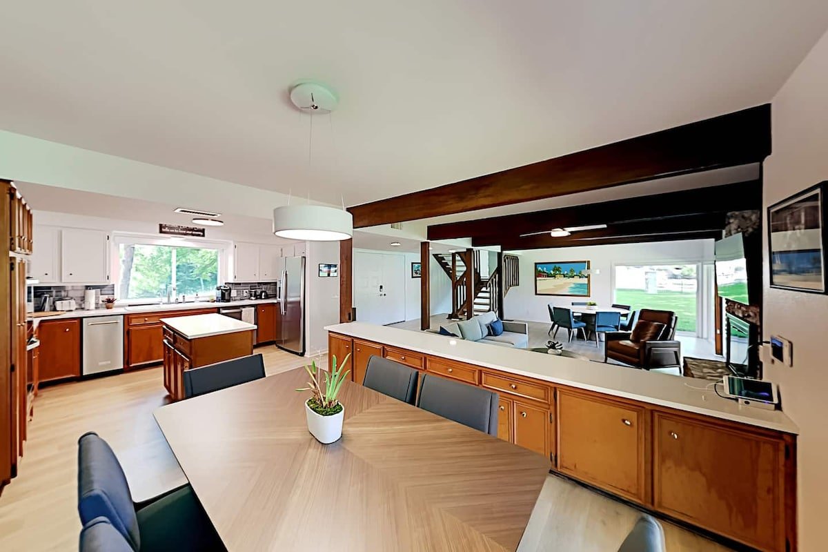 Beautiful Mid-Century Modern Lakehouse gallery image 5