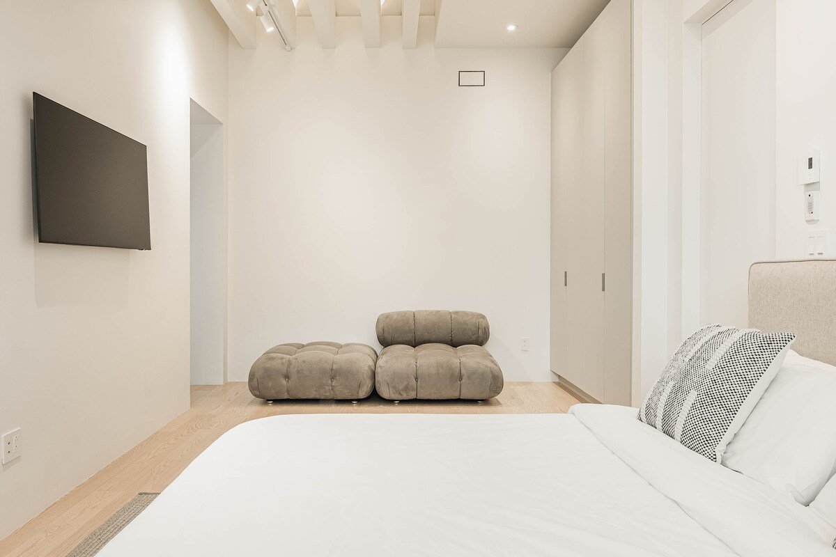 Maison Mont – 4BR Townhouse + Private Terrace gallery image 3