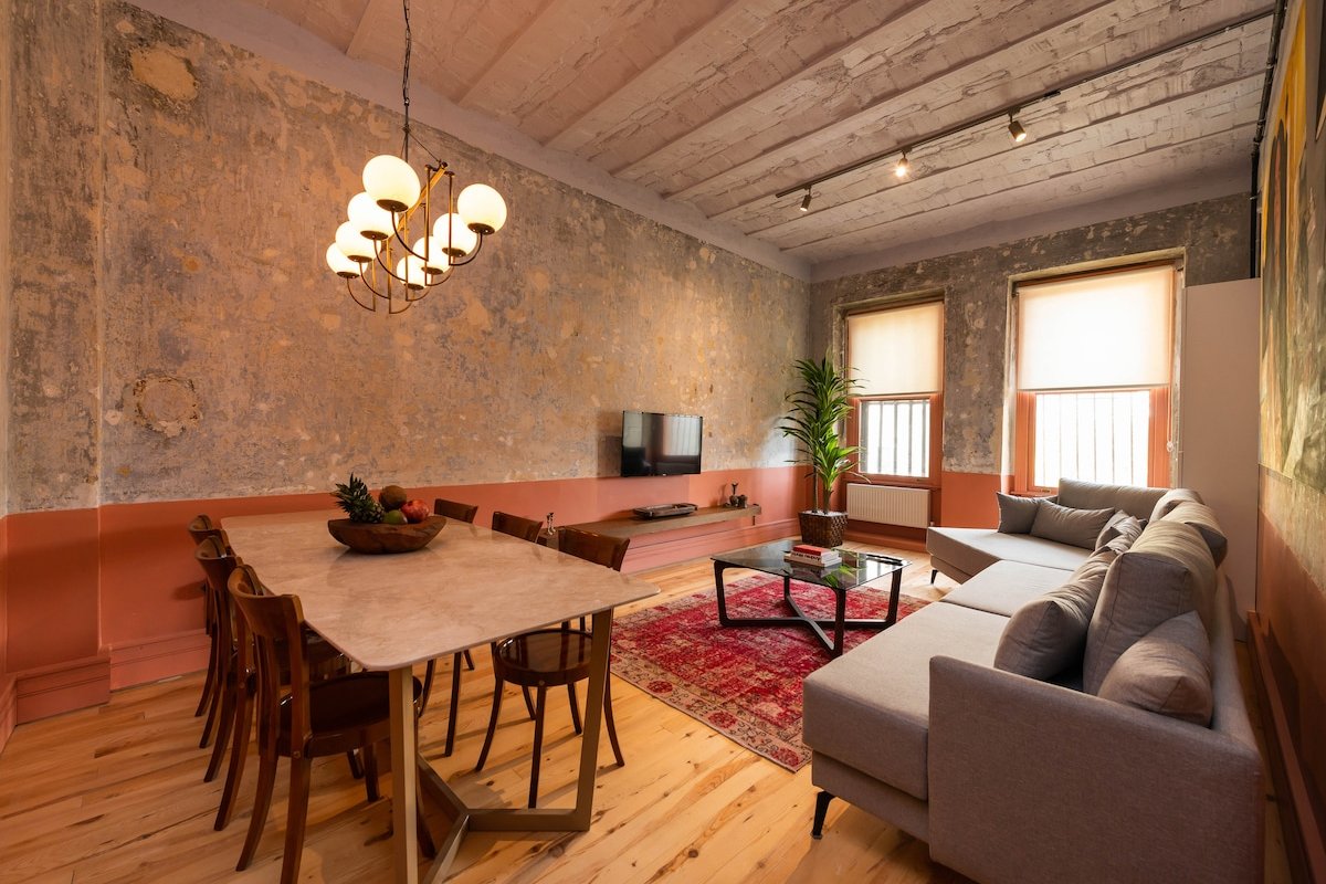 Penelope’s Loft: Just Renovated 5Br in City Centre gallery image 3