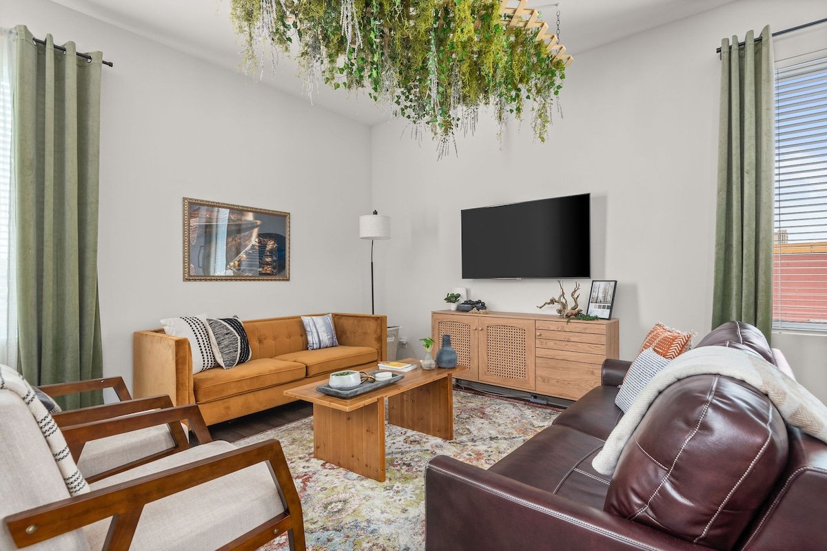 The Cardigan – Swiftie Townhome with HOT TUB! gallery image 4