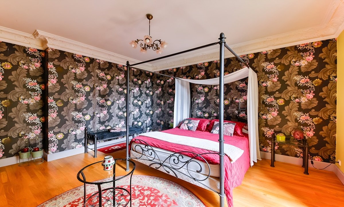 A Royal Castle Near Paris gallery image 3