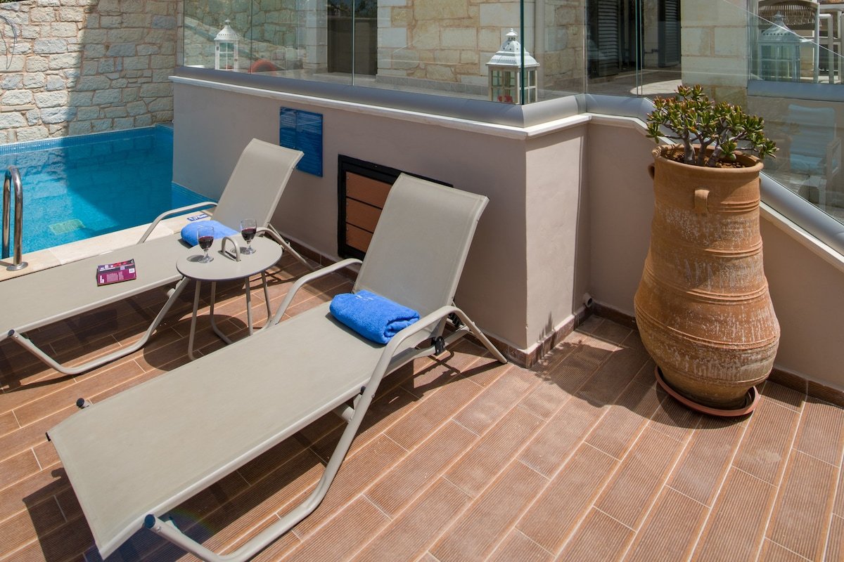 Costancia , Crhisty fireplace- pool,150m from sea. gallery image 2