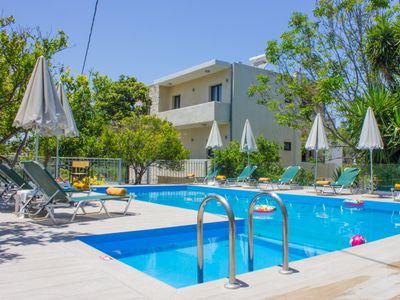 10 bedroom complex, private pool, BBQ& ping pong!