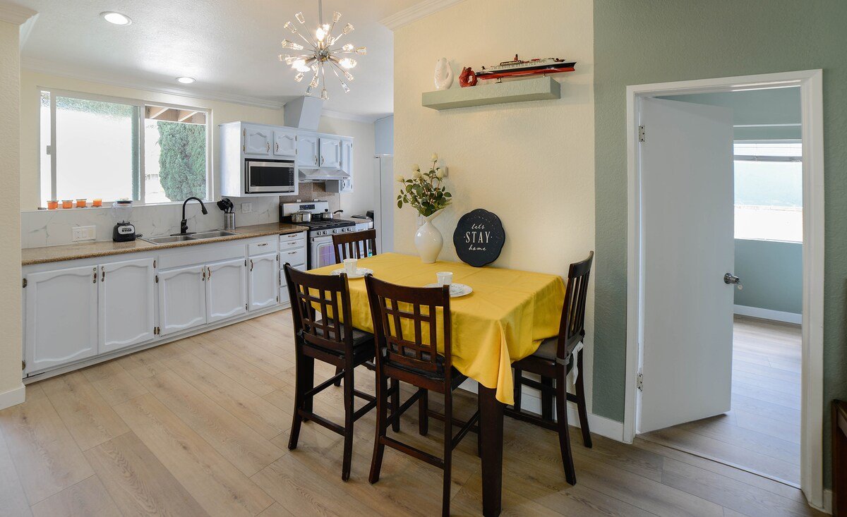 The Emerald Skylight: Elegant 4-Bedroom Getaway gallery image 4