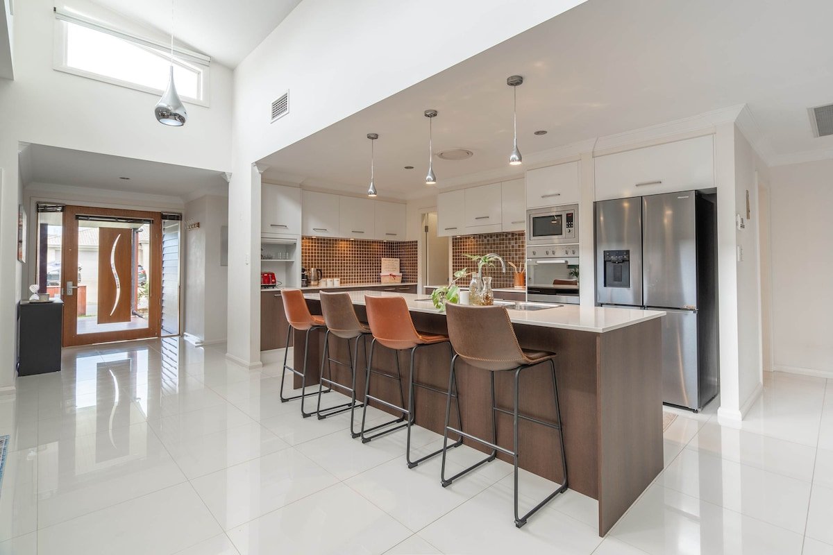 8 min to beach, Sleeps 12 + Pets gallery image 4