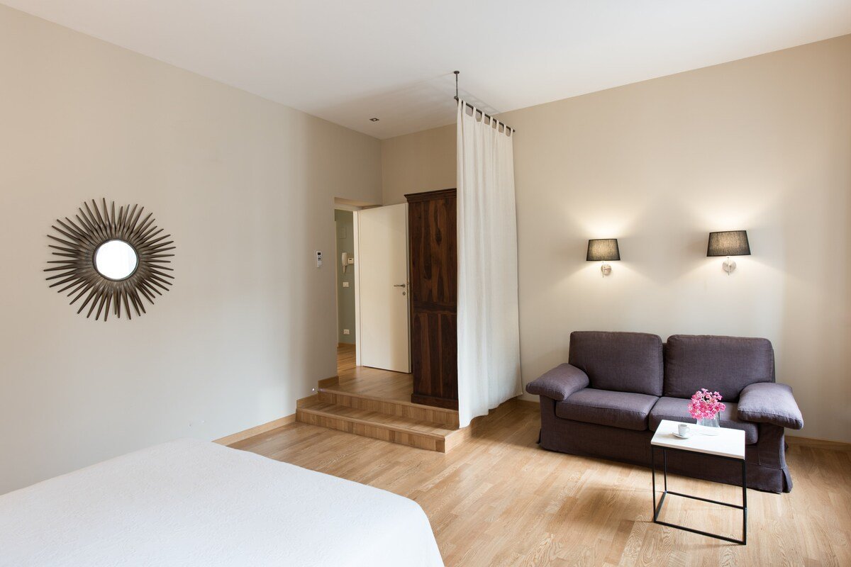 Elegant 2 bedroom w/canal views gallery image 3