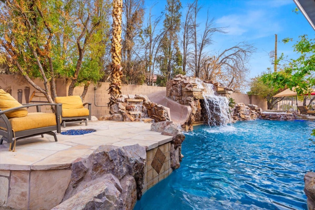 Las Vegas Lux | Pool | Hot Tub | Close to Strip! gallery image 4