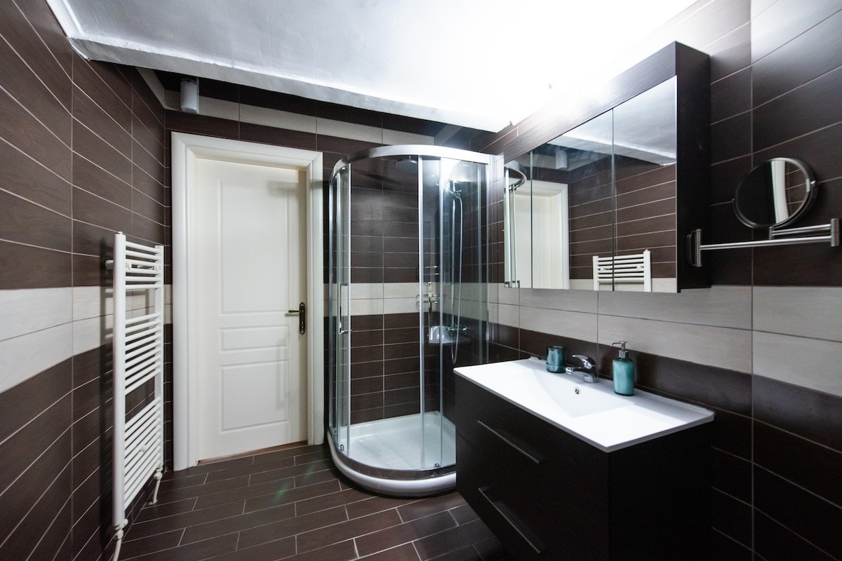 Fandango: Gorgeous Neoclassical Apartment gallery image 5