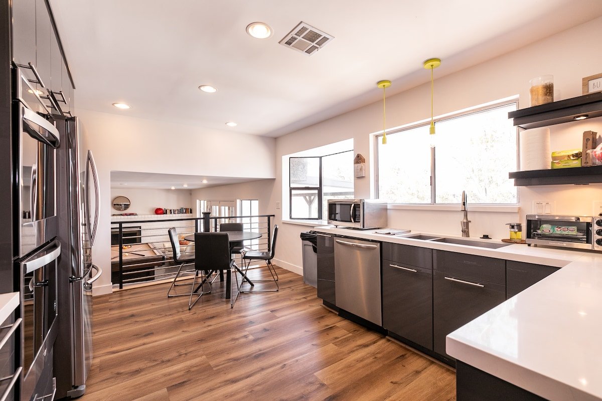 Bright, Modern 4BR with Beautiful Backyard & Pool! gallery image 5