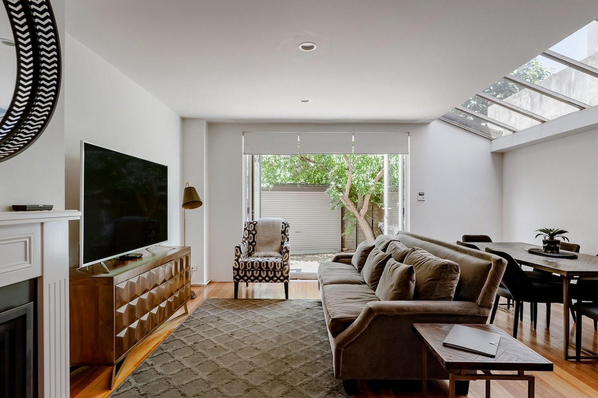 Luxurious Terrace Home: Central Melbourne Oasis gallery image 2