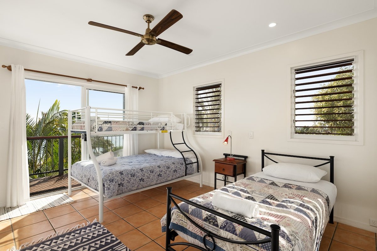 Beautiful family beachfront island home gallery image 5