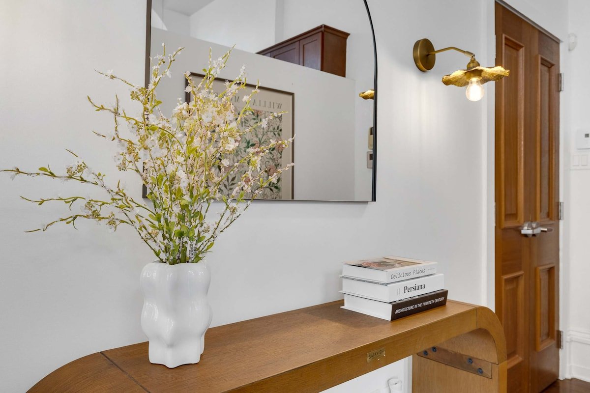 Elegant 2 level 3BD-3BA Old Mtl-Pool table&Parking gallery image 4