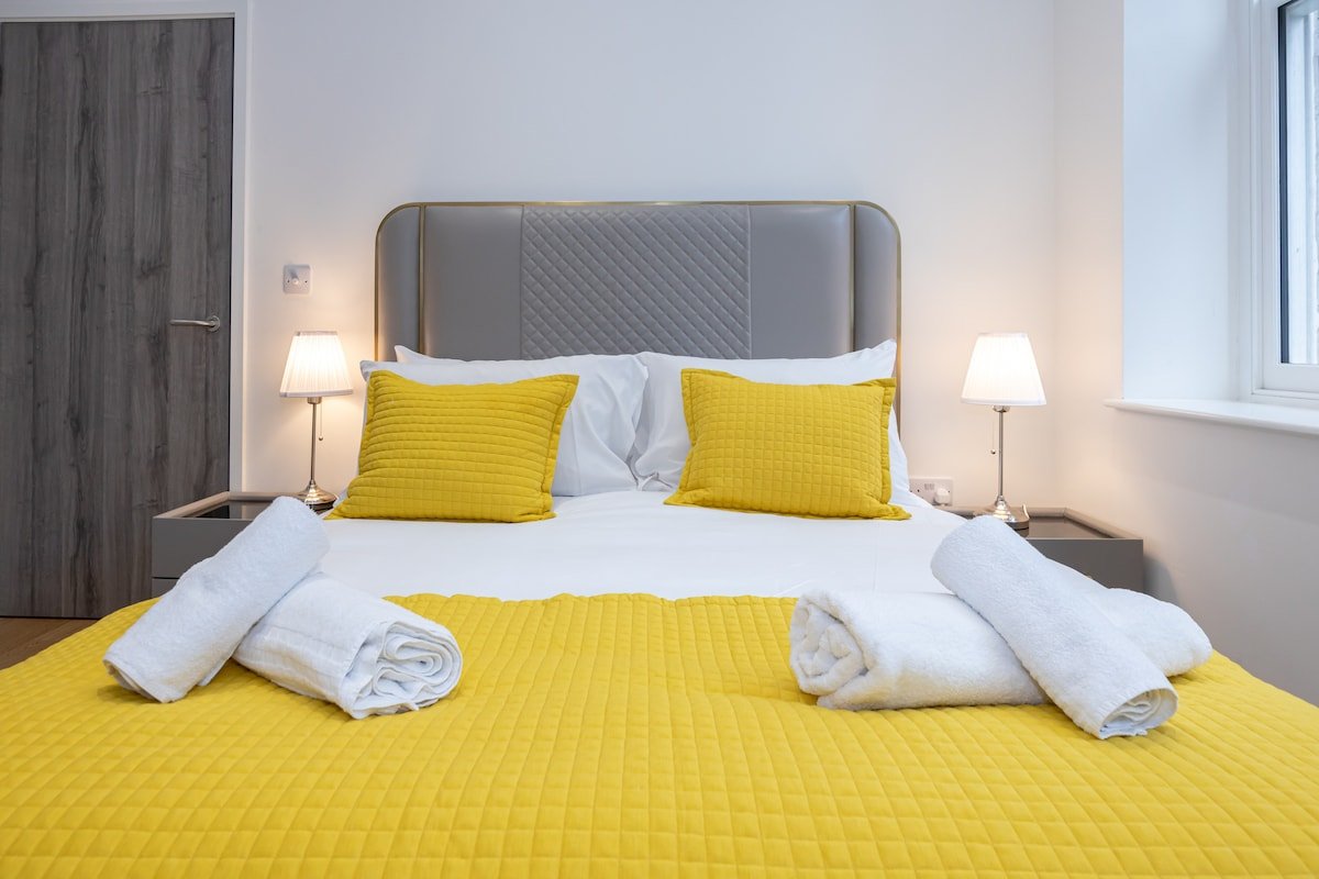 Stylish 2BD Apartment in China Town, Manchester gallery image 3