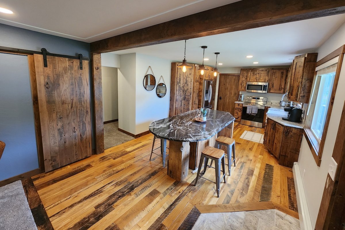 Gorgeous 5 Bedroom Remodel near Downtown Hudson! gallery image 5